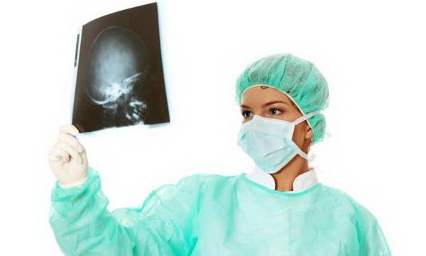 Хирург с рентген снимком головного мозга